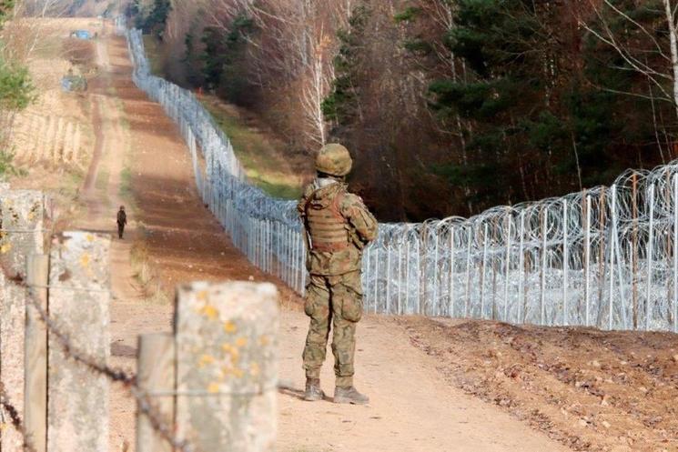 Un militaire polonais à la frontière avec la Biélorussie