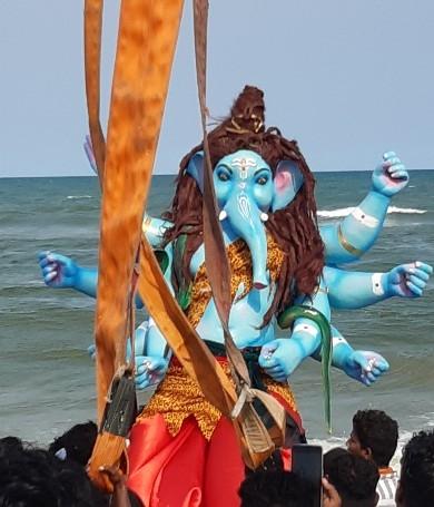 une idole de Ganesh sur une grue pour l'immersion à Chennai