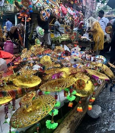 Un stand d'ombrelles dorées pour Ganesh à Pondichéry