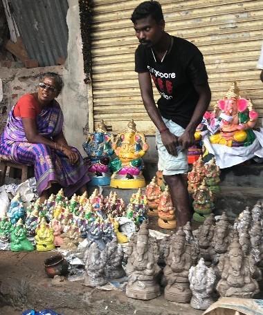 Un vendeur de statuettes de Ganesh à Pondichéry