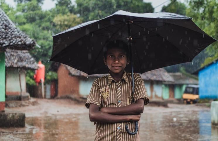 jeune indien sous la pluie. Image : pexels