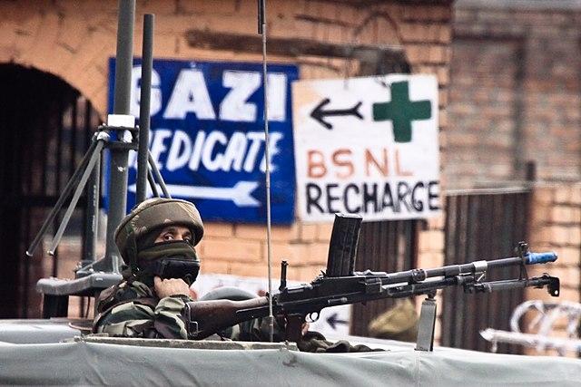 Un check point devant l'aéroport de Srinagar au Cachemire