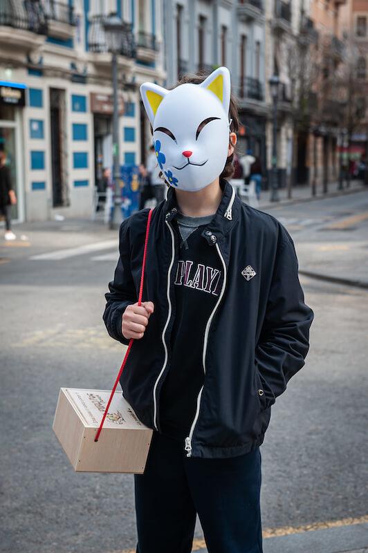 un garçon avec un masque en forme de tête de chat