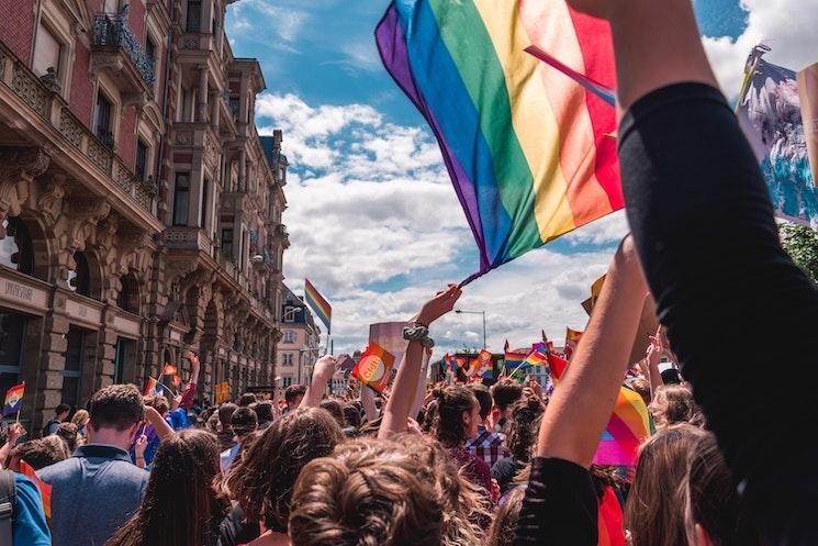 Une marche des fiertés ou gay pride