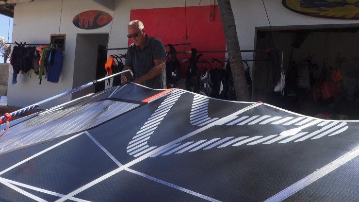 Geoff préparant sa voile pour partir à l’eau