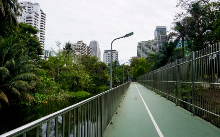 Passerelle verte relayant les parcs Luphini et Benjakitti a Bangkok