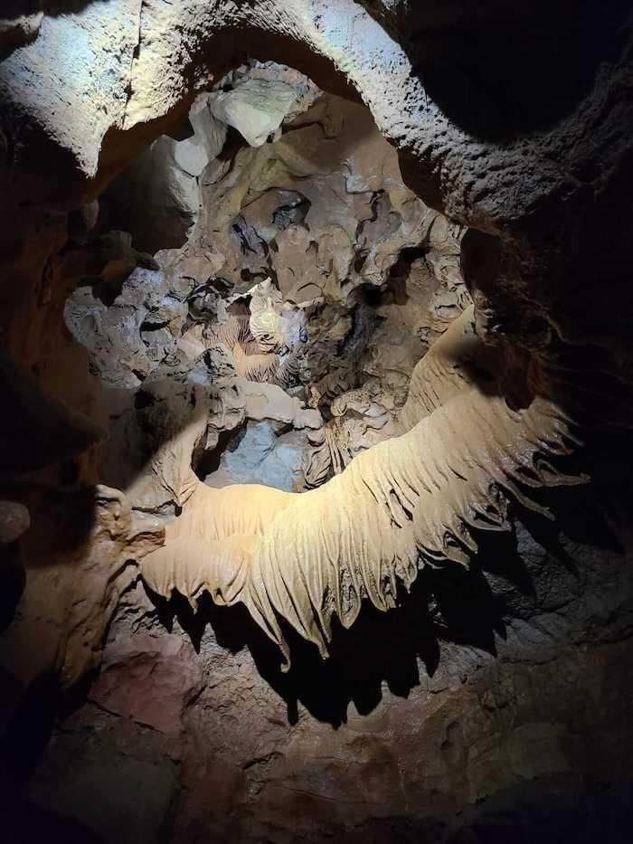 l'intérieur de la grotte de sant josep en forme de fleur de lotus