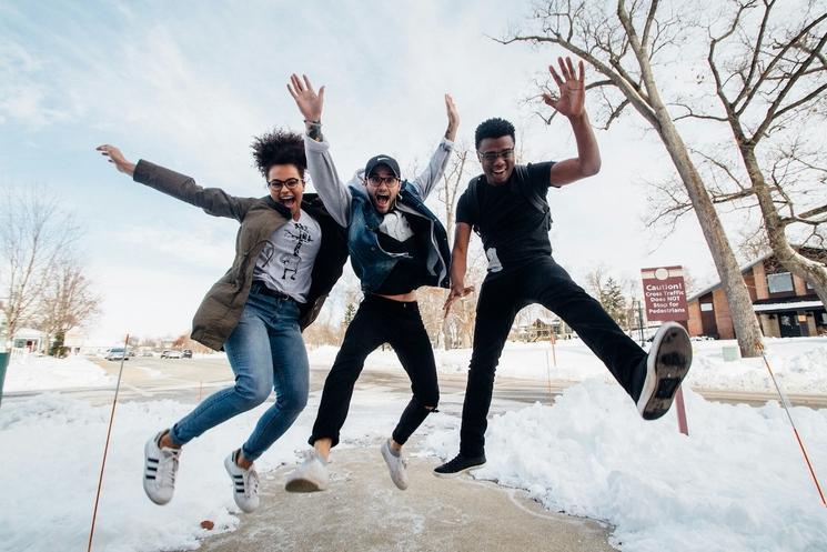 groupe de jeunes heureux qui sautent 