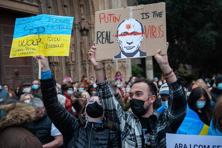 Deux manifestants avec des affiches 