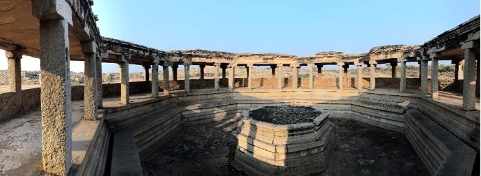 Les bains de la reine à Hampi