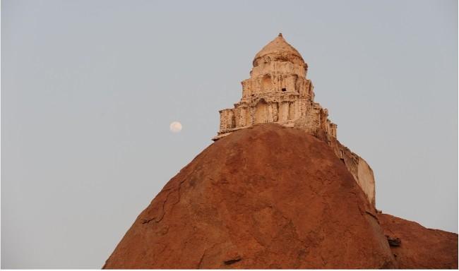 Un temple en haut d'un bloc de granite à Hampi