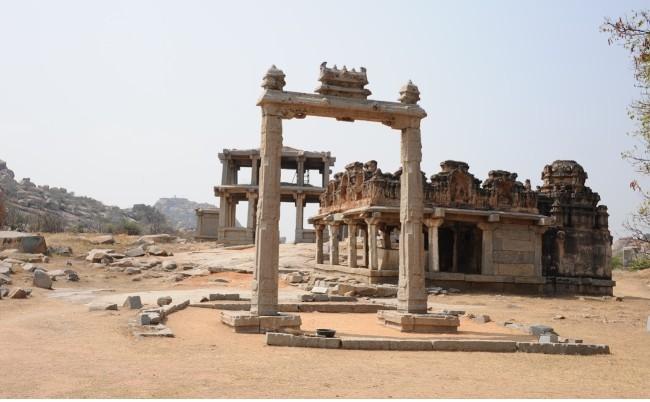 les stands commerciaux de la ville royale à Hampi