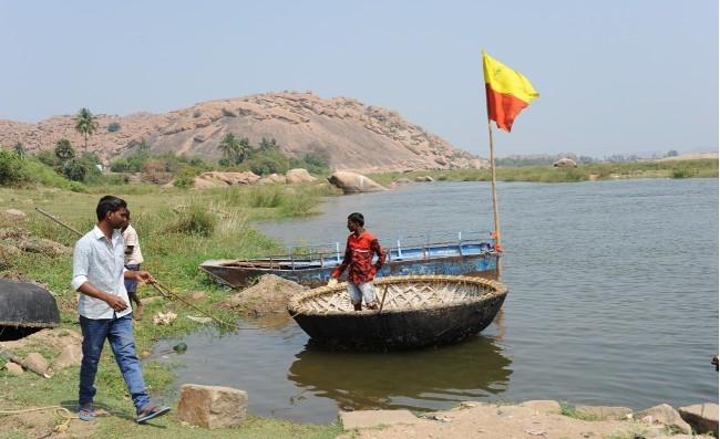 Un bateau typique de Hampi, le Parisal