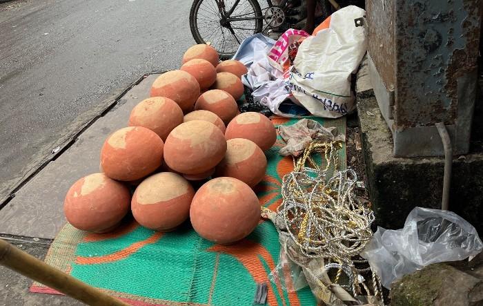 des pôts en terre cuite prêts à être décorés pour Dahi Handi