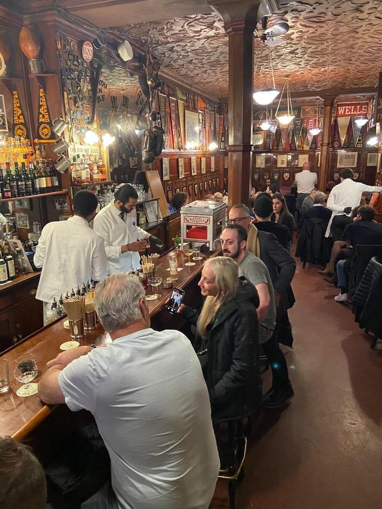 Ambiance de comptoir et discussions entre clients du Harry's bar - 30 octobre 2024 