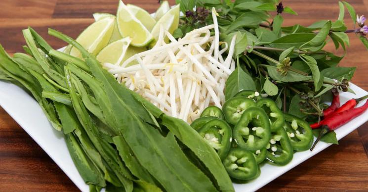 Herbes fraîches à avoir pour manger un Pho au Vietnam