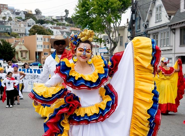 une femme défile habillée aux couleurs de l'Espagne