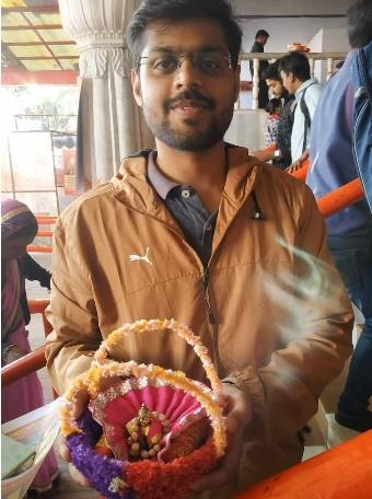 Jeune homme avec son bébé Krishna dans un panier