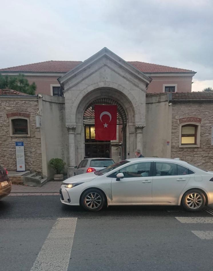 Entrée de l’hôpital arménien Surp Pırgiç