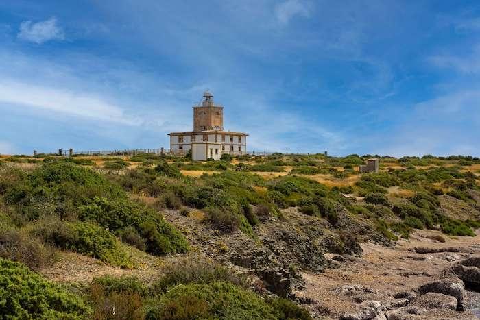 Un fort en pierre au milieu de la nature sur l'île de Tabarca