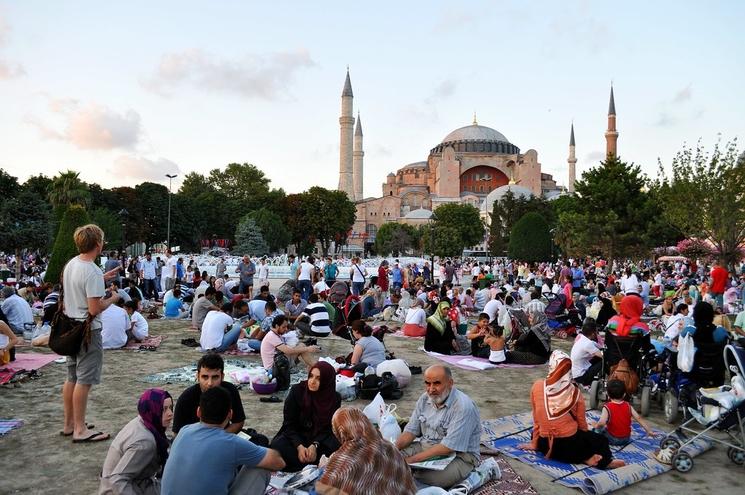 Des personnes qui attendent la prière du soir pour rompre le jeûne, sur le parvis de Sultanahmet