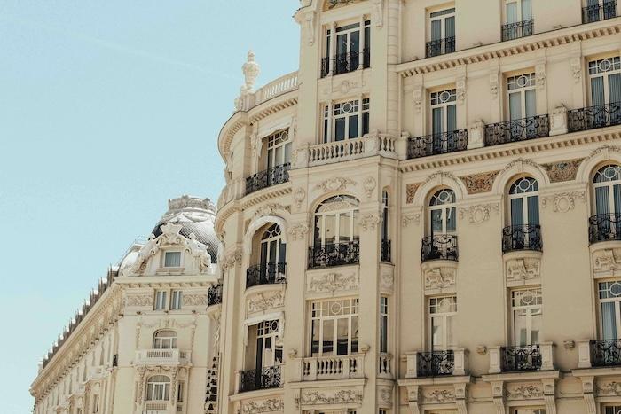 façades de batiments classiques en espagne