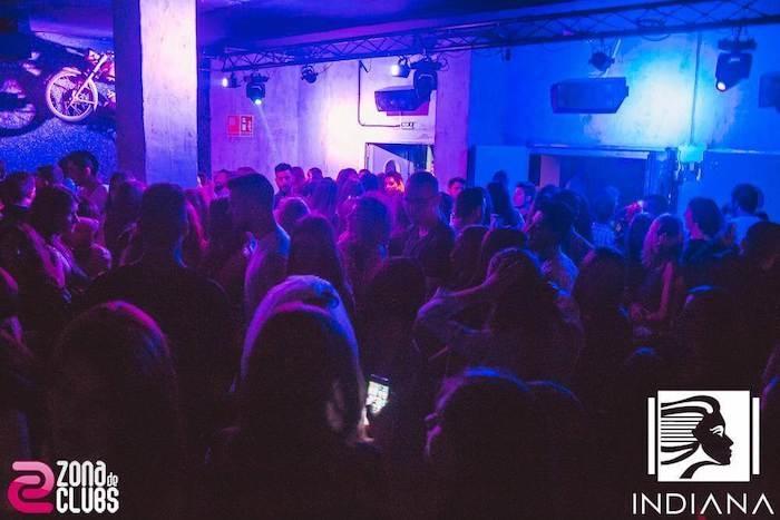 Des personnes en train de danser dans le club l'Indiana dans le centre-ville de Valencia