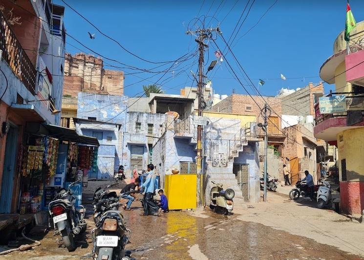 Installation électrique dans une rue indienne. Photo : Rachel Matalon