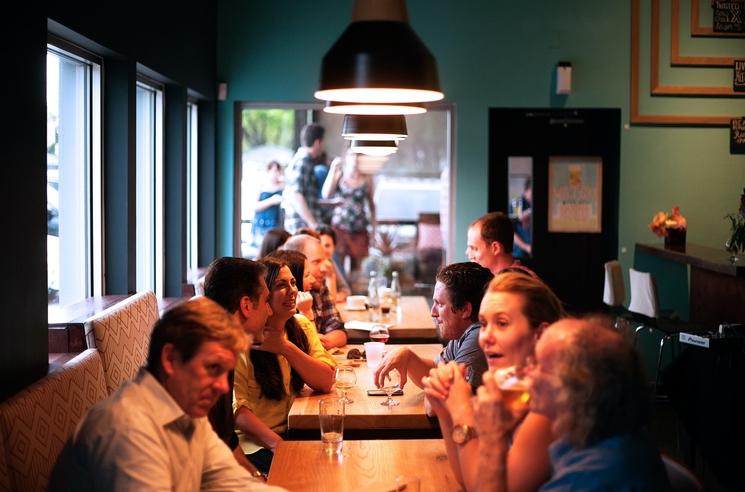 Un groupe de personnes qui parlent dans un bar