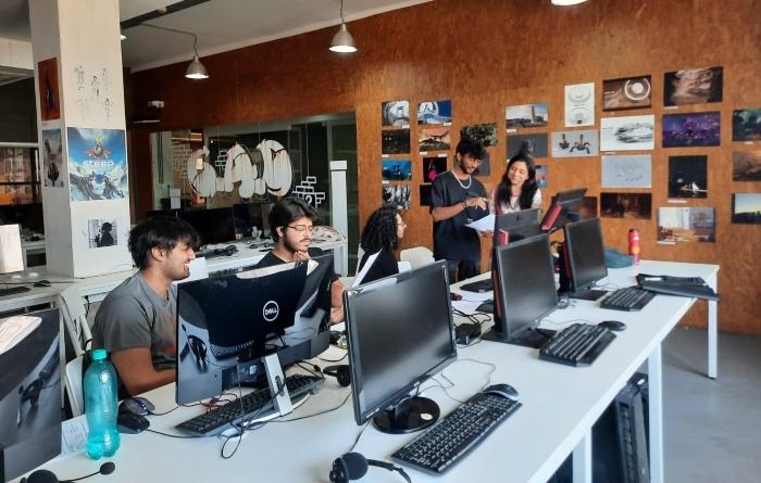 Viral Thakker dans une salle de classe de l'école Intuit Lab à Mumbai