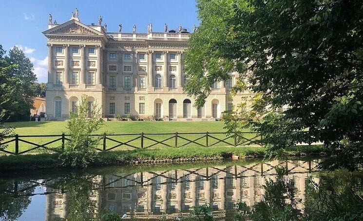 étang dans un jardin d'une villa