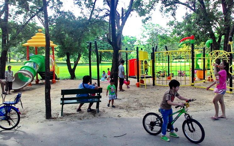 Playground dans le parc Souan Rot Fai a Bangkok