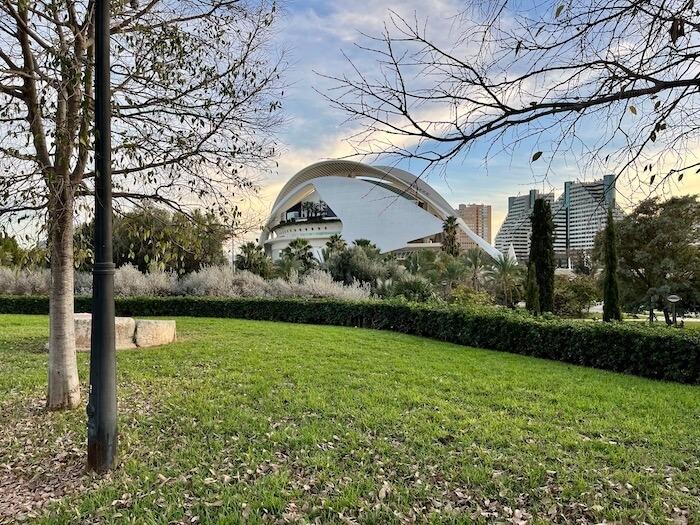 la cité des arts et des sciences dans le jardin du turia à valencia un lieu idéal pour se promener