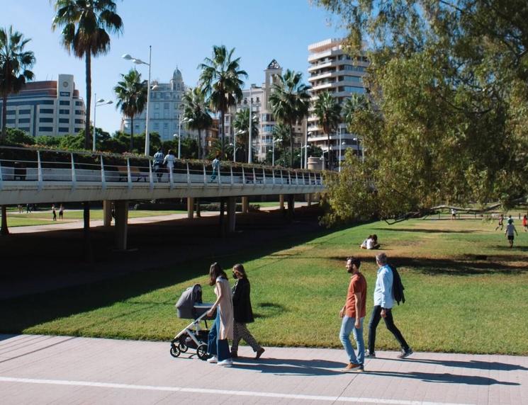 des personnes en train de se promener dans les jardins du Turia