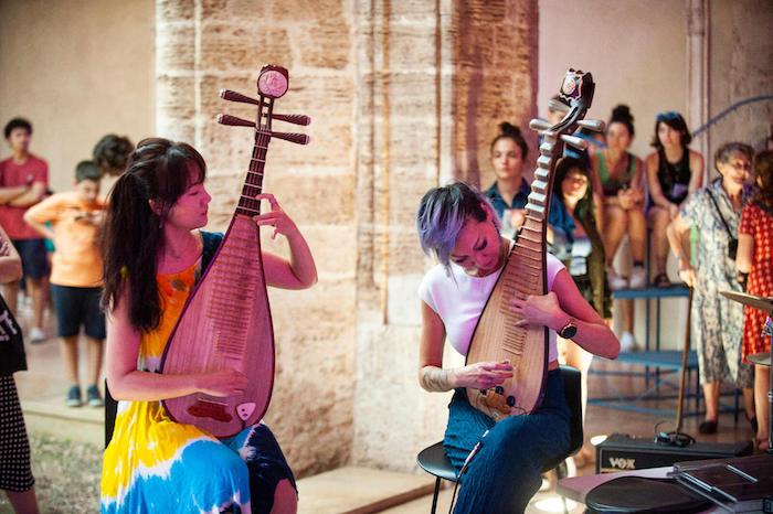 Jasmine Li et Minqi Wang en train de jouer du pipa lors de la fête de la musique à Valencia