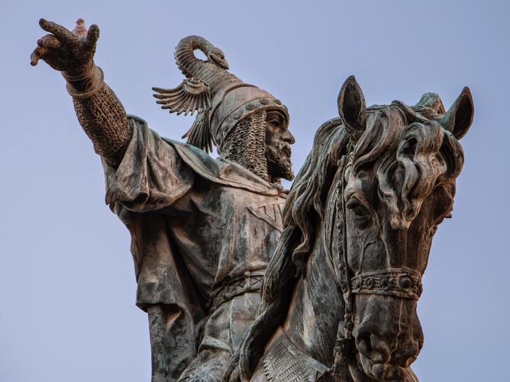 statue d'un roi sur un cheval 