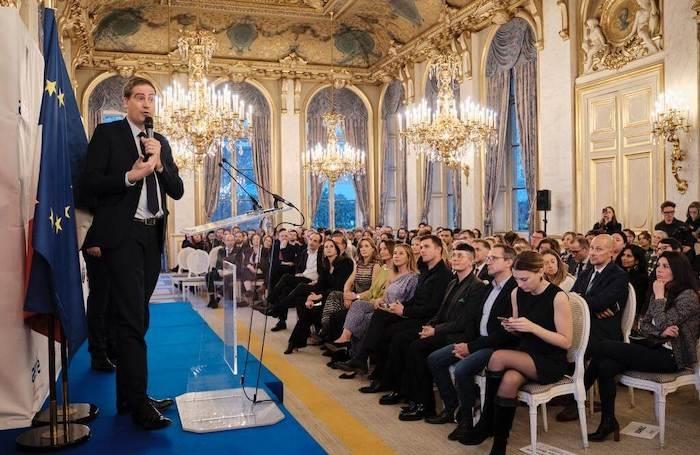 Le ministre Olivier Becht en train de parler avec un micro pendant la cérémonie des trophées des Français de l'étranger au ministère des affaires étrangères