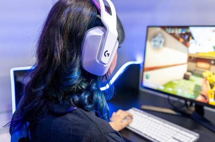 Jeune fille jouant à un jeu vidéo sur ordinateur. Image : Pexels