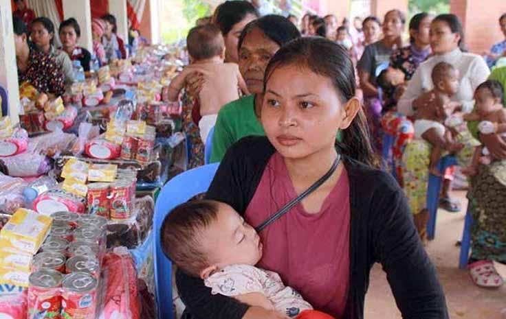 jeune cambodgienne avec son bébé AKP