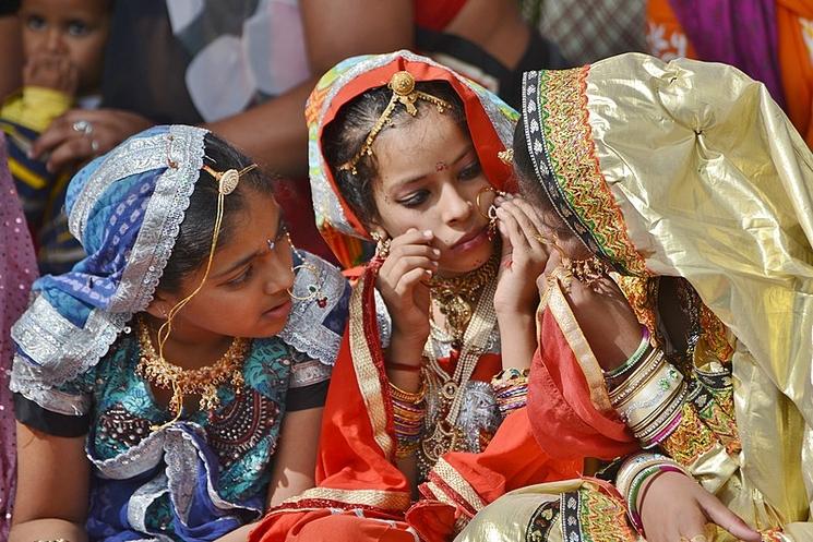  Jeunes femmes au marché aux chameaux Pushkar Mela. Photo : JT Vets CC