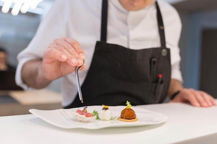 le chef José Manuel Miguel en train d'assaisonner un plat