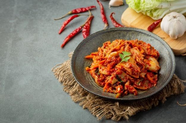 je déguste un plat coréen à base kimchi, du chou de corée 