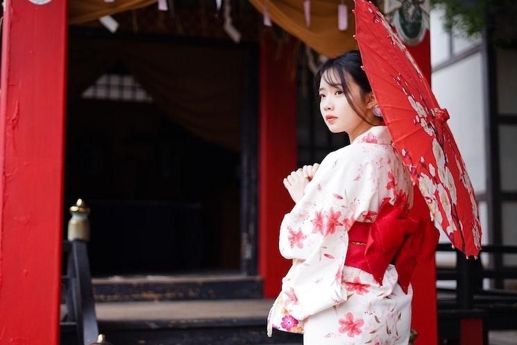 Une femme japonaise en kimono avec une ombrelle