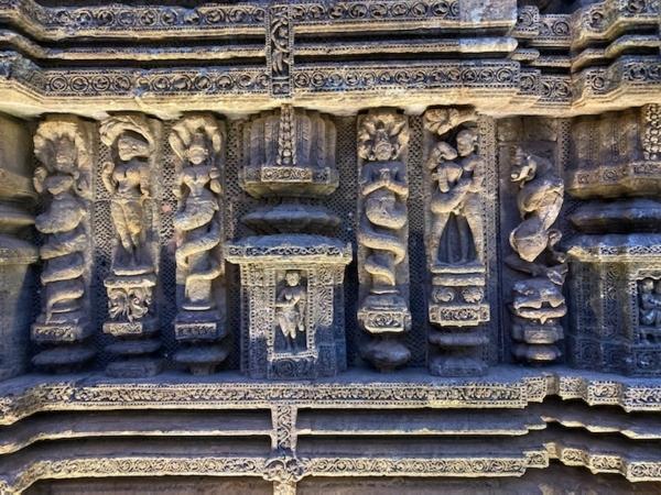 Scènes érotiques sur le temple du soleil à Konark dans l'Odisha