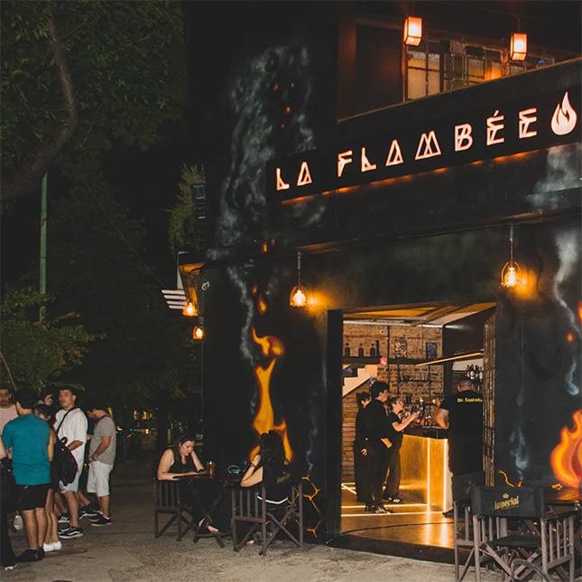 Bar La Flambée, vu de nuit depuis l'extérieur