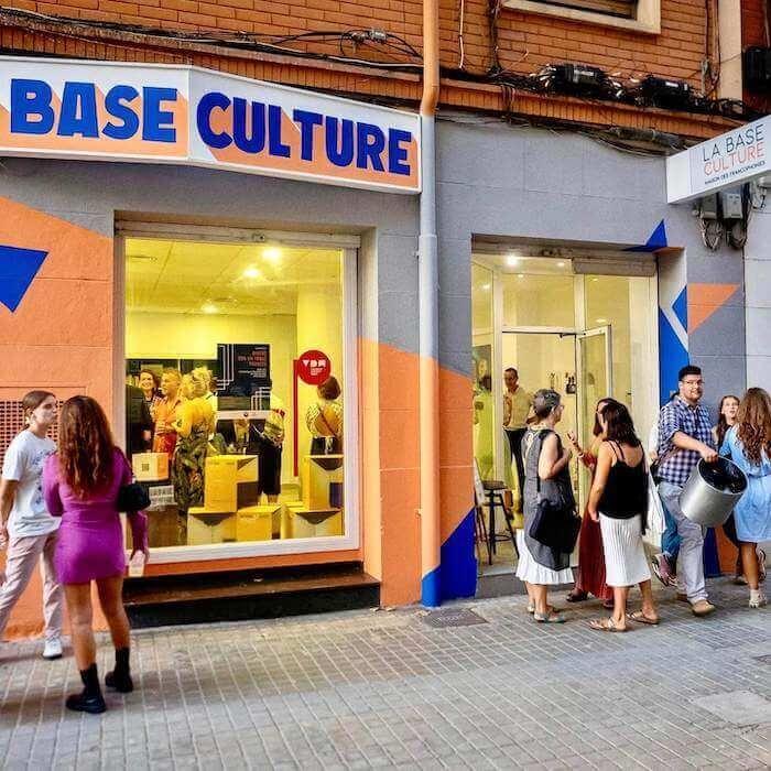 La façade bleue et orange des locaux de La Base Culture à Valencia