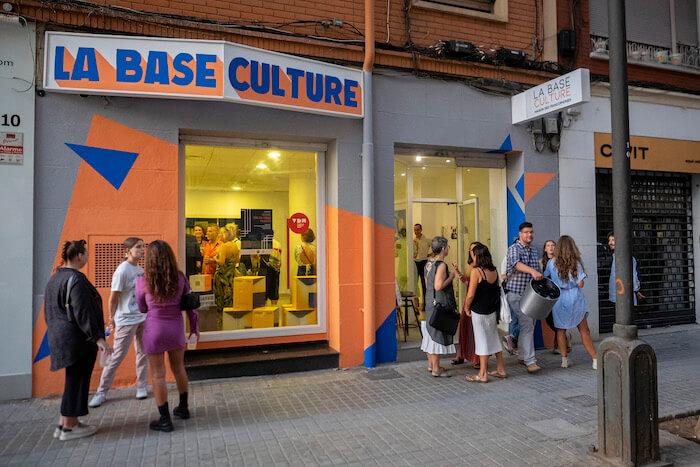 la façade orange et bleue de La Base Culture