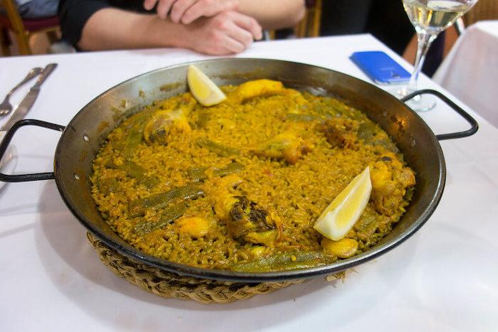 une paella valencienne dans le restaurant la pepica