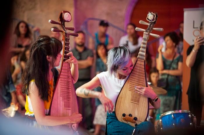 deux musiciennes en train de jouer du pipa