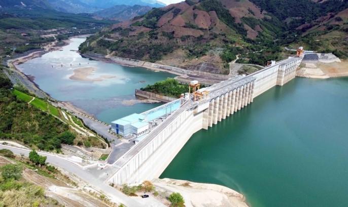 le lac réservoir de Son La est très bas au Vietnam